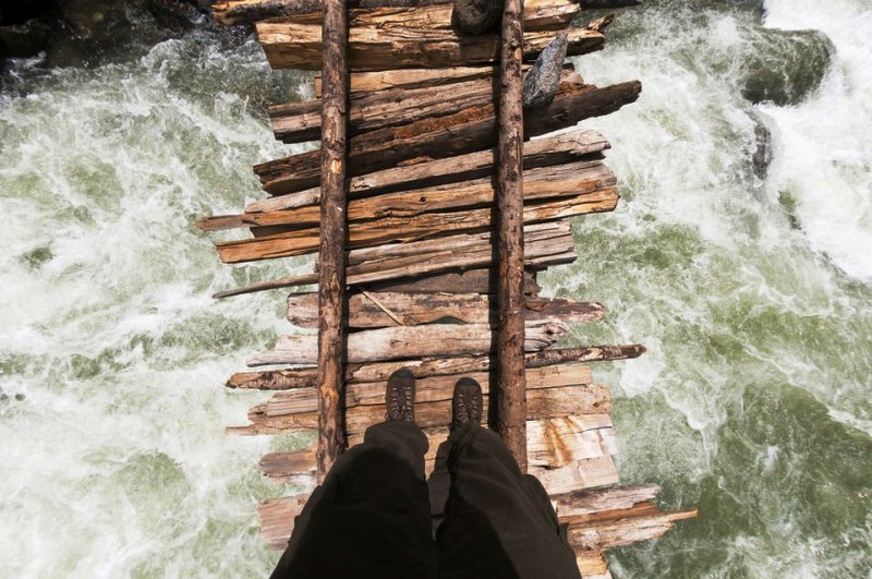 Подвесной мост через разлившуюся реку недалеко от озера Гангабал, Кашмир, Индия