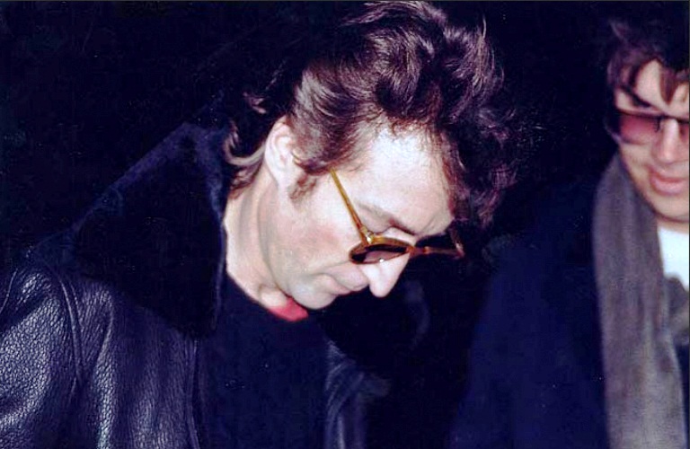 Джон Леннон за несколько минут до своей смерти дает автограф тому самому Марку Чепмену. Но, самое страшное – убийца стоит сзади