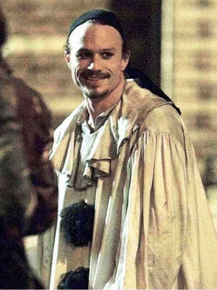 28-летний актер всё ещё улыбается на съемках фильма «Воображариум доктора Парнаса», после которых примет несовместимую cжизнью дозу препаратов и умрёт