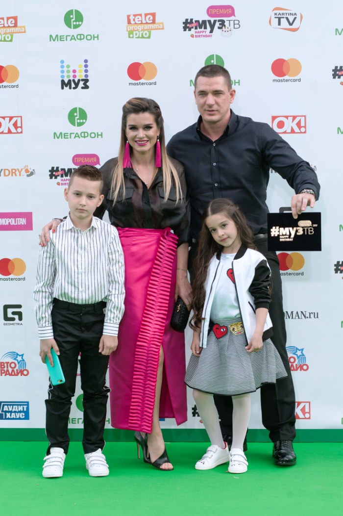 Ксения Бородина и Курбан Омаров с детьми