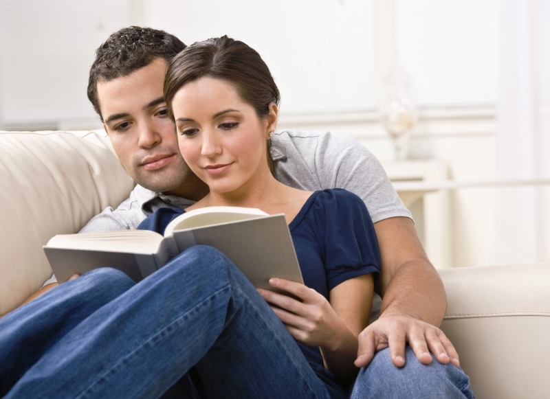 Парень с девушкой читают книгу