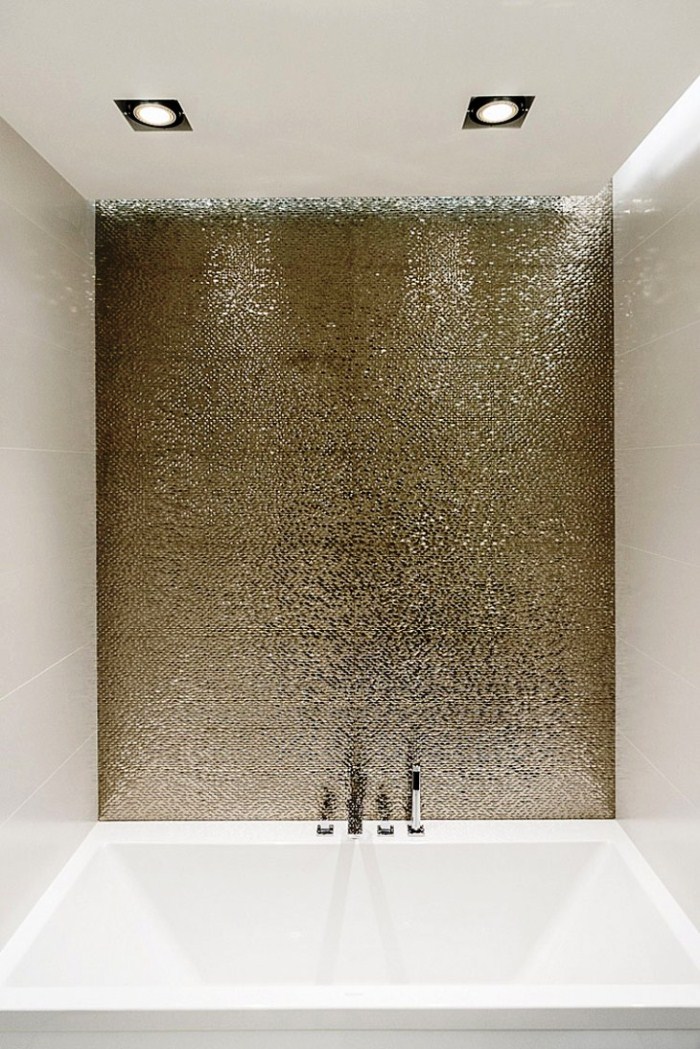 Ванная с металлической стеной
