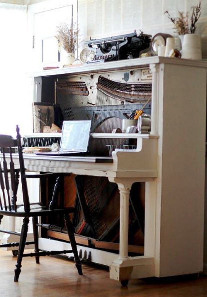 Стол из старого рояля
