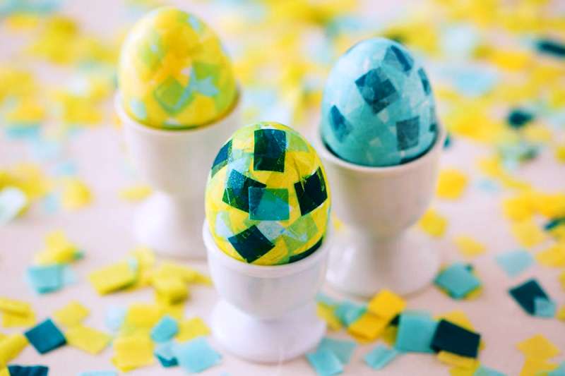 Яйца из разноцветных салфеток